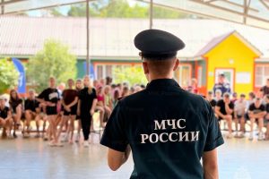 Курские спасатели проводят занятия в детских лагерях