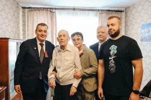 Губернатор Александр Хинштейн поздравил 103-летнего ветерана Курской битвы Михаила Жакова
