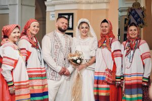 Влюбленные из Курской области сыграли свадьбу в народном стиле