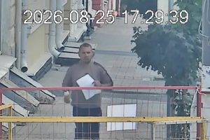 В Курске камеры снова зафиксировали расклейщика незаконных объявлений на улице Ленина
