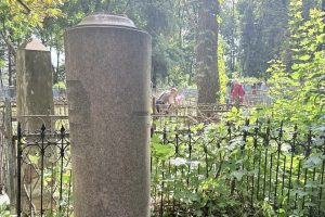 В Курске привели в порядок могилу архитектора Олега Маригодова