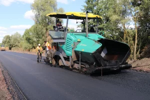 В Золотухинском районе Курской области ремонтируют дорогу к школе