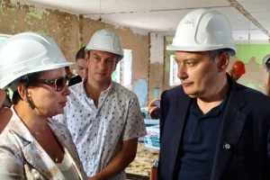 Александр Хинштейн проверил ход капремонта в корпусе Поныровской ЦРБ