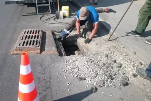 В Железнодорожном округе Курска ремонтируют ливнёвые и водопроводные колодцы