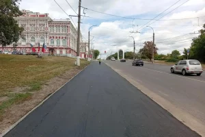 На улице Сонина в Курске тротуар ремонтируют без замены бордюров