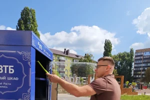 Сотрудники правительства Курской области пополняют шкафы для буккроссинга новыми книгами