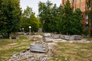 В Курске благоустраивают сквер студенческих отрядов