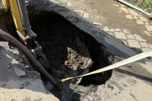 В Курске устраняют аварию на водопроводе в 6-м Краснополянском переулке