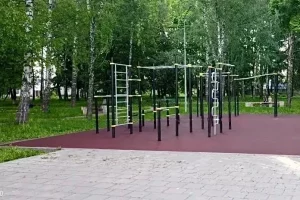 В поселке Поныри Курской области обновили детские и спортивные площадки в «Парке Героев»
