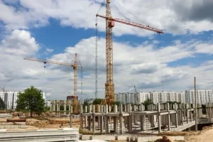 Глава Курска Евгений Маслов поздравил строителей с профессиональным праздником