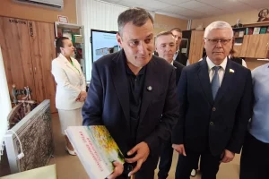 Губернатор Курской области посетил обновленную библиотеку в Поныровском районе