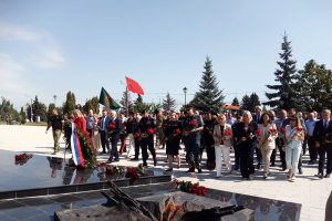 В Курске почтили память героев Курской битвы и возложили цветы к мемориалу «Курская дуга»
