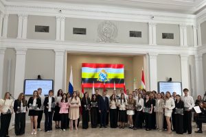 Александр Хинштейн вручил курским стобальникам денежные сертификаты