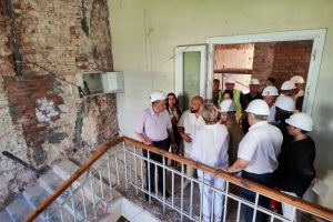 Губернатор Хинштейн проверил капремонт роддома на улице Ленина в Курске
