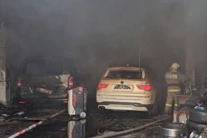 Курские пожарные потушили возгорание в автомастерской на Литовском переулке