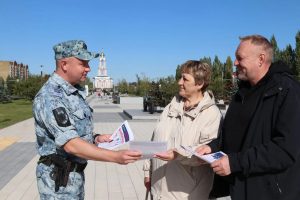 В Курске полицейские и общественники разместили памятки о телефонных мошенниках