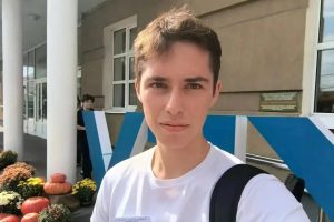 Волонтёры помогают избирателям на участках Курской области