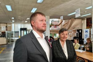Семейная традиция: председатель Избиркома Курской области пришёл на выборы с мамой