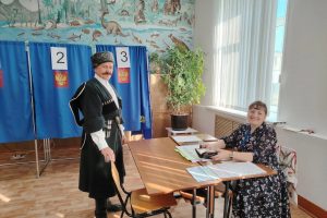 Потомственный казак проголосовал на избирательном участке в Обоянском районе Курской области