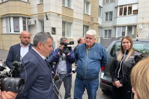 Александр Хинштейн осмотрел объекты, поврежденные сбитой ракетой ВСУ в Курске