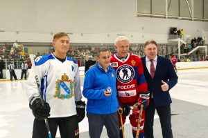 Олимпийские чемпионы сыграли в хоккей с курскими спортсменами