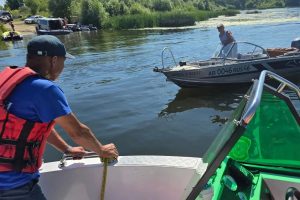 В Курской области добровольцы помогают спасателям патрулировать реки и пруды