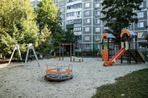 В Курске устанавливают новые детские площадки