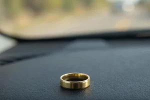 В Курске трое мужчин украли из автомобиля обручальное кольцо