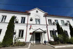 Пострадавшую на детской площадке в Курске девочку перевели на семейное обучение