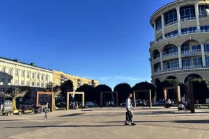 На Театральной площади в Курске установили 6 новых качелей