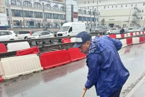 В Курске из-за дождей усиленно расчищают ливневки