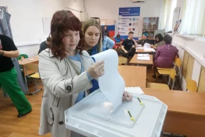 В Курске волонтёры помогают незрячим избирателям принять участие в выборах