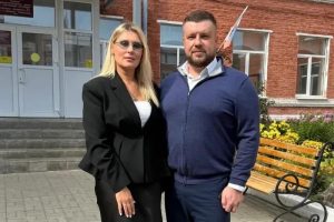 Курский замгубернатора Евгений Лобов проголосовал на выборах вместе с супругой