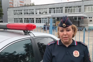 Сотрудники Госавтоинспекции Курской области дежурят у школ и пешеходных переходов 1 сентября