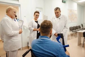 Александр Хинштейн навестил в больнице 21 жителя региона после атак