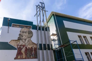В Курске отреставрировали советскую мозаику на фасаде «Курскхимволокно»