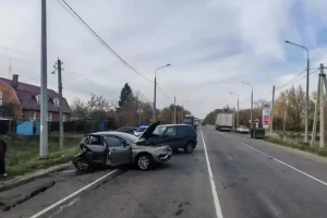 В Курском районе столкнулись три автомобиля: один человек погиб, ещё один — пострадал