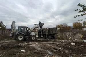 В Сеймском округе Курска ликвидируют свалки вдоль проспекта Михаила Булатова