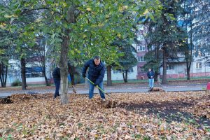 Александр Хинштейн вышел на субботник вместе с жителями Курска